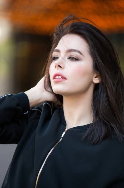 Rüzgarlı havada güzel bir kadın