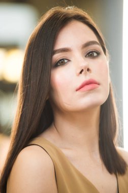 Makyajlı bir güzellik salonunda güzel ve neşeli bir kadın.