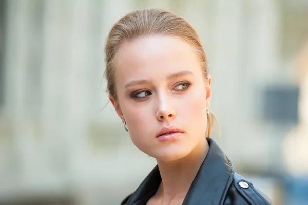 Schöne Junge Blonde Frau Einer Lederjacke Freien — Stockfoto