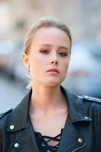 Beautiful Young Blonde Woman Leather Jacket Outdoor — Stock Photo, Image