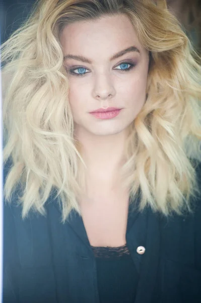 Mooi Blond Met Blauwe Ogen Golvend Haar — Stockfoto
