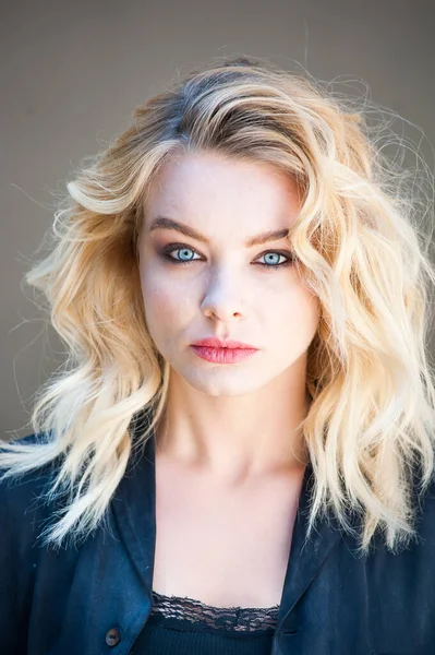 Mooi Blond Met Blauwe Ogen Golvend Haar — Stockfoto