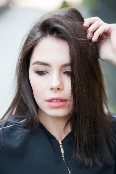 Joven Hermosa Mujer Moderna Aire Libre Con Maquillaje Expresivo — Foto de Stock