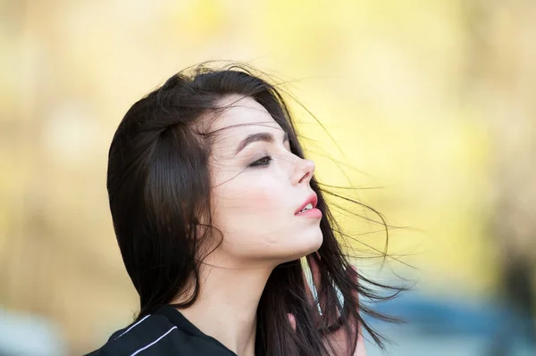 風の強い天気の若い美しい女性 — ストック写真