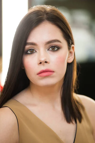 Hermosa Joven Alegre Mujer Salón Belleza Con Maquillaje —  Fotos de Stock