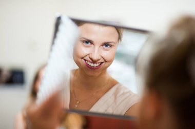 Güzel, mutlu, sarışın gelin düğün gününde