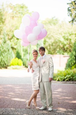 Evlendikten sonra yeni evliler evlendikleri gün parkta yürürler.