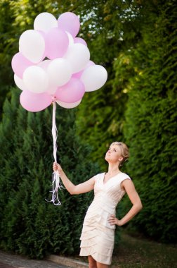 Güzel, mutlu, sarışın gelin düğün gününde