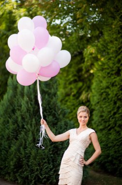 Güzel, mutlu, sarışın gelin düğün gününde