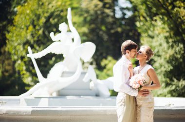 Evlendikten sonra yeni evliler evlendikleri gün parkta yürürler.