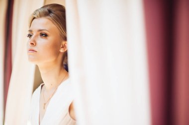 Güzel, mutlu, sarışın gelin düğün gününde