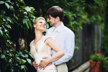 Evlendikten sonra yeni evliler evlendikleri gün parkta yürürler.