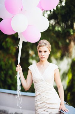 Güzel, mutlu, sarışın gelin düğün gününde