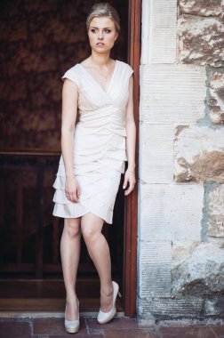 Güzel sarışın, mükemmel dişli gülümseme