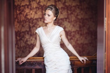 Güzel sarışın, mükemmel dişli gülümseme