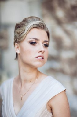 Güzel sarışın, mükemmel dişli gülümseme