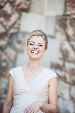 Güzel sarışın, mükemmel dişli gülümseme