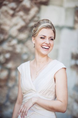 Güzel sarışın, mükemmel dişli gülümseme