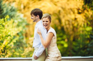 Evlendikten sonra yeni evliler evlendikleri gün parkta yürürler.