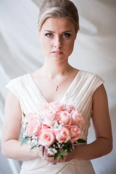 Schöne Glückliche Blonde Braut Ihrem Hochzeitstag — Stockfoto