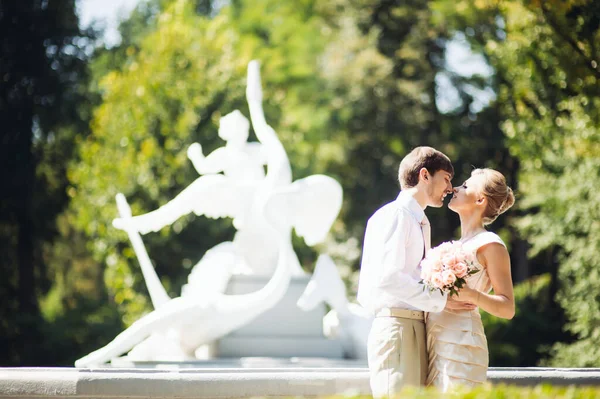 Recém Casados Após Casamento Dia Casamento Caminham Parque — Fotografia de Stock