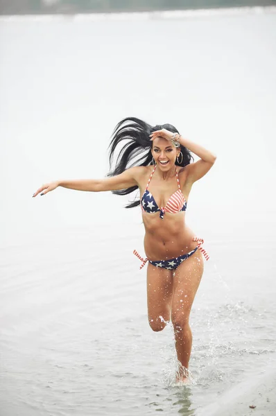 Hermosa Joven Sonriente Con Bandera Americana Playa Día Independencia —  Fotos de Stock