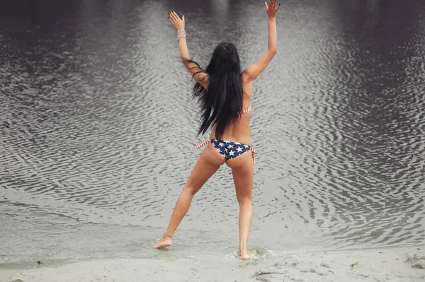 Красивая Улыбающаяся Молодая Женщина Американским Флагом Пляже День Независимости — стоковое фото