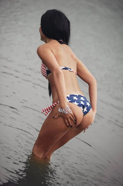 Όμορφη Χαμογελαστή Νεαρή Γυναίκα Αμερικανική Σημαία Στην Παραλία Την Ημέρα — Φωτογραφία Αρχείου