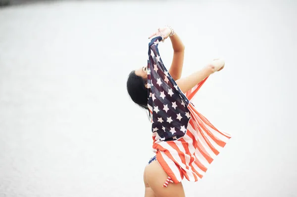 Hermosa Mujer Joven Fitness Traje Baño Con Bandera Americana Playa — Foto de Stock