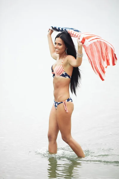 Mooie Fitness Jonge Vrouw Badpak Met Amerikaanse Vlag Het Strand — Stockfoto