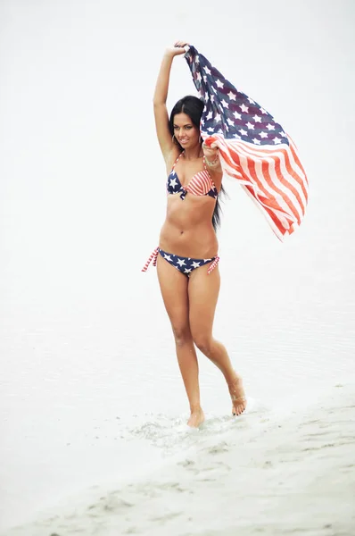 Молода Жінка Купальнику Американським Прапором Пляжі — стокове фото