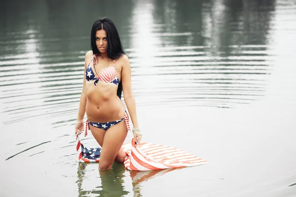 Hermosa Mujer Joven Fitness Traje Baño Con Bandera Americana Playa —  Fotos de Stock