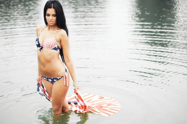 Vacker Leende Ung Kvinna Med Amerikansk Flagga Stranden Självständighetsdagen — Stockfoto