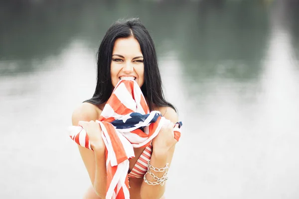 독립기념일 해변에서 국기를 미소짓고 아름다운 — 스톡 사진