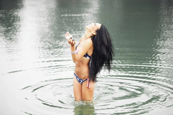 Hermosa Mujer Joven Fitness Traje Baño Con Bandera Americana Playa — Foto de Stock