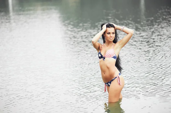 Hermosa Mujer Joven Fitness Traje Baño Con Bandera Americana Playa —  Fotos de Stock