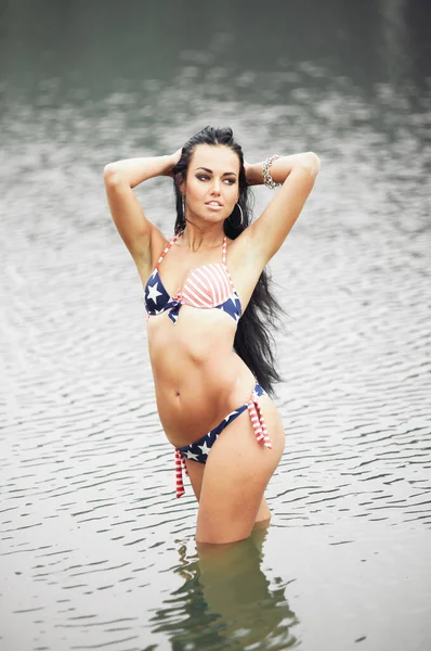 Piękna Fitness Młoda Kobieta Stroju Kąpielowym Amerykańską Flagą Plaży — Zdjęcie stockowe