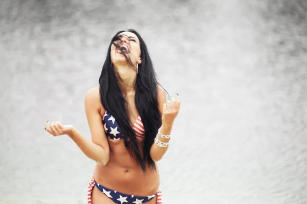 Mujer Alegre Celebrando Día Independencia Los Estados Unidos Playa Con — Foto de Stock