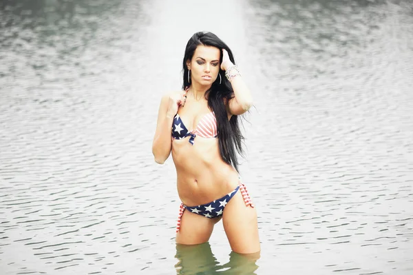 Femme Joyeuse Célébrant Fête Indépendance Américaine Sur Plage Avec Drapeau — Photo