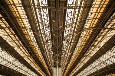 Platformu olan eski bir Avrupa tren istasyonu. Kemer metal tren istasyonu..