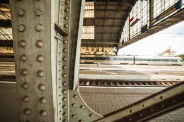 Platformu olan eski bir Avrupa tren istasyonu. Kemer metal tren istasyonu..