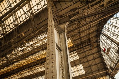 Platformu olan eski bir Avrupa tren istasyonu. Kemer metal tren istasyonu..