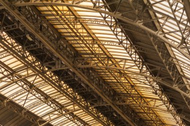 Platformu olan eski bir Avrupa tren istasyonu. Kemer metal tren istasyonu..