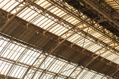 Platformu olan eski bir Avrupa tren istasyonu. Kemer metal tren istasyonu..