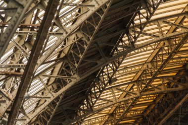 Platformu olan eski bir Avrupa tren istasyonu. Kemer metal tren istasyonu..