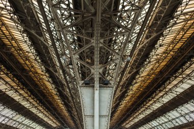 Platformu olan eski bir Avrupa tren istasyonu. Kemer metal tren istasyonu..