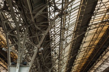 Platformu olan eski bir Avrupa tren istasyonu. Kemer metal tren istasyonu..