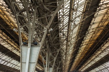 Platformu olan eski bir Avrupa tren istasyonu. Kemer metal tren istasyonu..