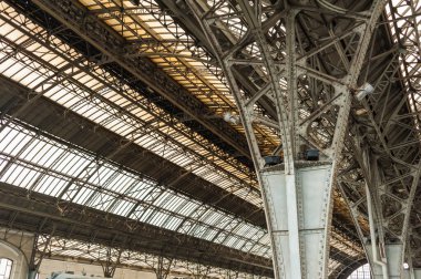 Platformu olan eski bir Avrupa tren istasyonu. Kemer metal tren istasyonu..