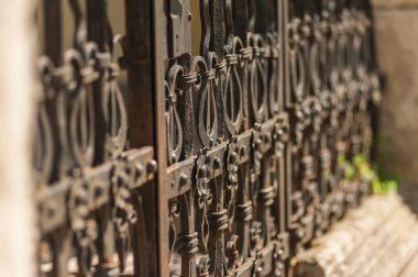 Şehirdeki eski paslı metal çitler